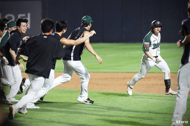 김상수(오른쪽)을 비롯해 KT 선수들이 경기를 끝낸 뒤 기뻐하는 모습 /사진=KT 위즈