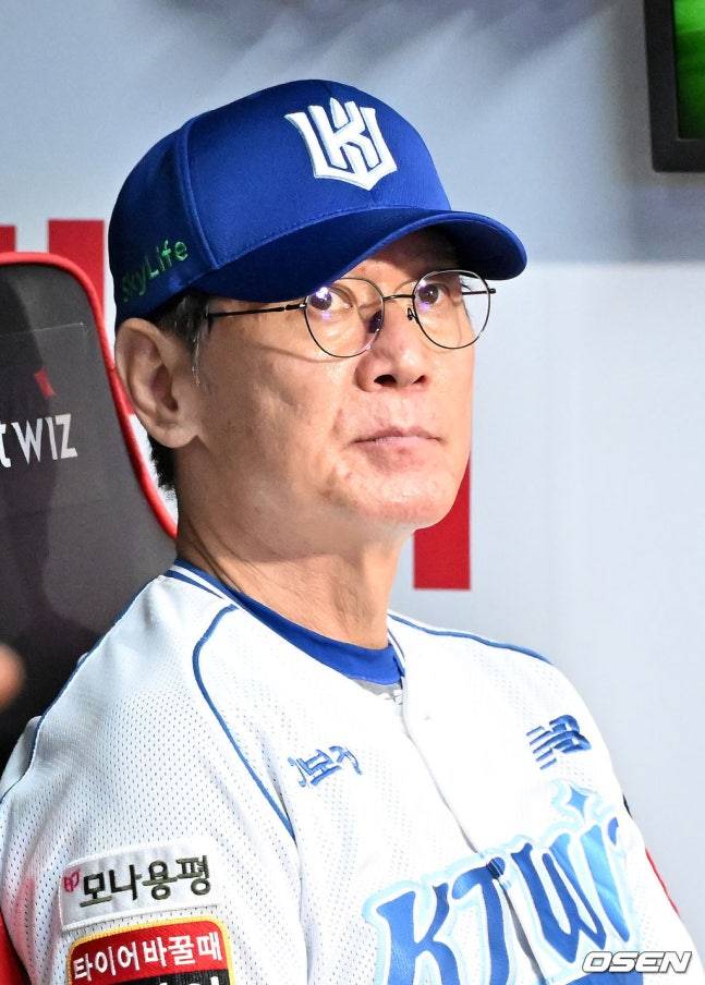 경기를 지켜보고 있는 이강철 감독.