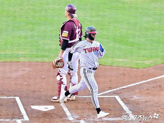 LG 트윈스 내야수 신민재가 30일 서울 잠실야구장에서 열린 2025 신한 SOL Bank KBO리그 키움 히어로즈와의 팀 간 14차전에서 4타수 2안타 2득점을 기록, 팀 승리를 이끌었다. 사진 김한준 기자