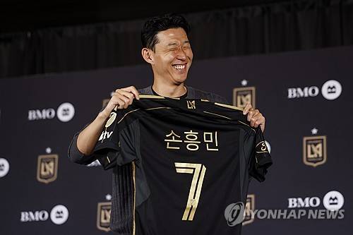 손흥민 절친 벤 데이비스가 이번 여름 토트넘 홋스퍼를 떠난 손흥민이 그립다고 털어놨다. 토트넘 소식을 전하는 영국 스퍼스웹은 벤 데이비스가 손흥민 없는 토트넘 생활에 대해 소감을 밝혔다고 전했다. 연합뉴스