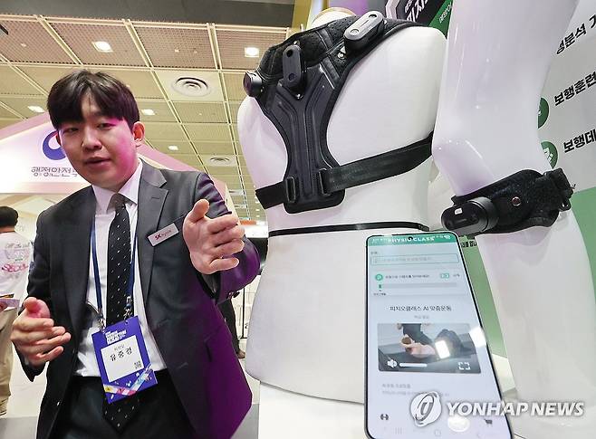 AI 활용한 보행분석 (서울=연합뉴스) 이재희 기자 = 25일 서울 강남구 코엑스에서 열린 '제2회 대한민국 사회적가치 페스타'의 한 부스에서 인공지능을 활용한 보행분석 장비를 소개하고 있다. 2025.8.25 scape@yna.co.kr