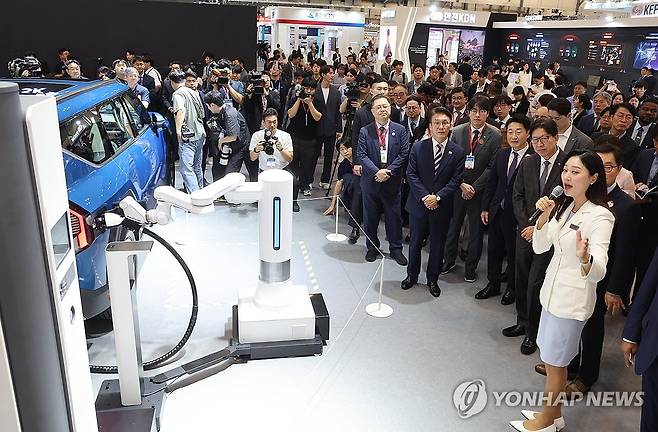 기후산업국제박람회 참석한 김민석 총리 (부산=연합뉴스) 강선배 기자 = 김민석 국무총리 등이 27일 부산 해운대구 벡스코 제1전시장에서 열린 2025 기후산업국제박람회에 참석해 전기차 충전시스템을 둘러보고 있다. 2025.8.27 sbkang@yna.co.kr