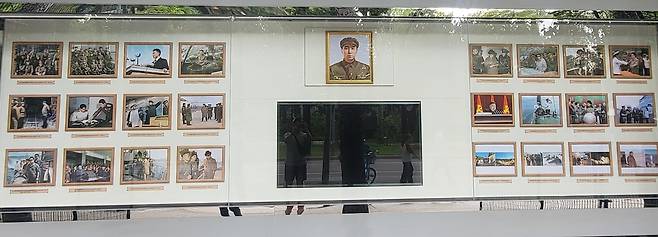 중국 주재 북한대사관 게시판     (베이징=연합뉴스) 정성조 특파원 = 31일 오후 중국 베이징 주재 북한대사관 게시판에 김일성 주석의 사진을 중심으로 북한 역대 지도자들의 사진이 전시된 모습. 2025.8.31 xing@yna.co.kr