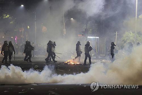 최루탄 터진 인도네시아 수라바야 [AP 연합뉴스. 재판매 및 DB 금지]