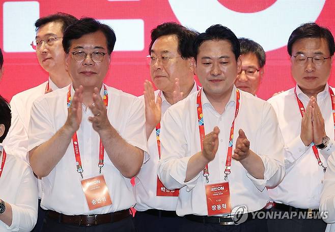 박수치는 장동혁 대표, 송언석 원내대표 (인천=연합뉴스) 박동주 기자 = 29일 인천국제공항공사 항공교육원에서 열린 2025 국민의힘 국회의원 연찬회에서 장동혁 대표, 송언석 원내대표 등 의원들이 결의문을 발표한 뒤 박수치고 있다. 2025.8.29 pdj6635@yna.co.kr