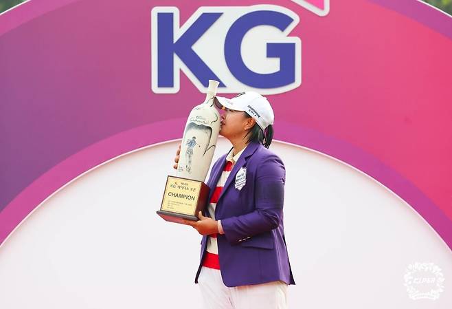 우승컵에 입 맞추는 신다인 신다인이 31일 경기도 용인 써닝포인트 컨트리클럽(파72·6천826야드)에서 열린 한국여자프로골프(KLPGA) 투어 KG 레이디스 오픈(총상금 10억원)에서 2차 연장 끝에 우승한 뒤 우승 트로피에 입을 맞추고 있다. [KLPGA 투어 제공. 재배포 및 DB 금지]