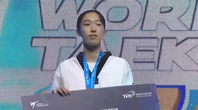 은메달 딴 김유진 [세계태권도연맹 소셜미디어 중계 화면 캡처. 재배포 및 DB 금지]