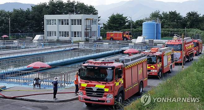 홍제정수장 둘러싼 소방차들 (강릉=연합뉴스) 유형재 기자 = 31일 강원 강릉시민의 87%가 사용하는 생활용수를 공급하는 홍제정수장에서 전국에서 달려 온 소방차들이 운반해 온 물을 쏟아붓고 있다.
    이날 강릉시 주 상수원인 오봉저수지의 저수율은 계속된 가뭄으로 14.9%까지 뚝 떨어지며 역대 최저치를 기록, 수도 계량기 75% 잠금 하는 강력한 제한급수가 시행되고 있다. 2025.8.31 yoo21@yna.co.kr