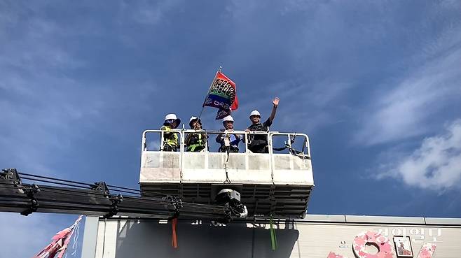 29일 경북 구미 한국옵티칼하이테크 옥상 농성장에서 600일 만에 고공농성을 마친 박정혜 수석부지회장이 크레인에 올라 손을 흔들며 인사하고 있다. 2025.8.29 /유혜연기자 pi@kyeongin.com