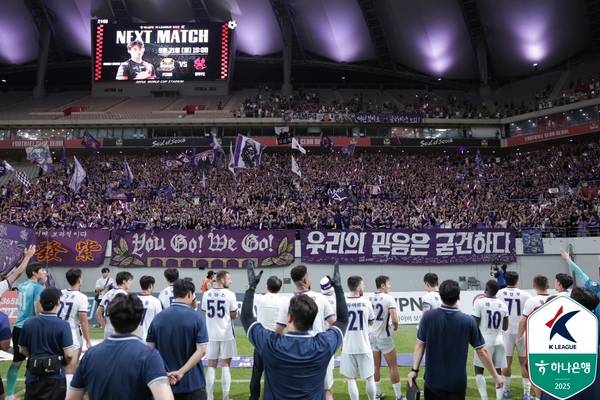 K리그1 FC안양 선수단이 FC서울과의 연고지 더비에서 승리한 뒤 팬들과 기쁨을 누리고 있다. 2025.8.31 /한국프로축구연맹 제공