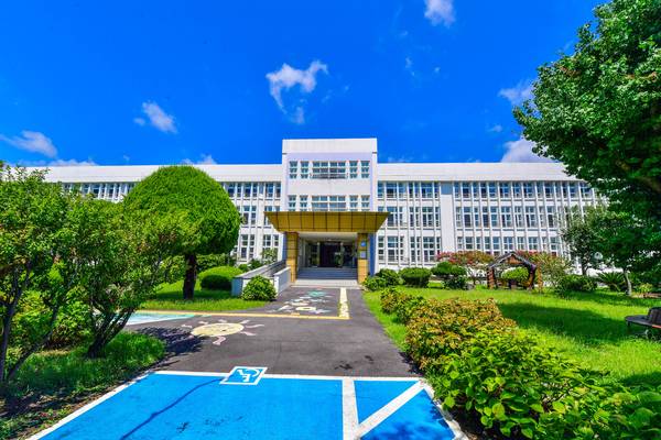 옛 제주대학 농과대학 수산학부 건물(현 서귀중앙여자중학교) 남쪽은 수직적 요소가 잘 반영됐다. 건물 내부로 빛을 많이 받을 수 있도록 세로로 길쭉한 창을 많이 냈다. /제주일보=고봉수기자