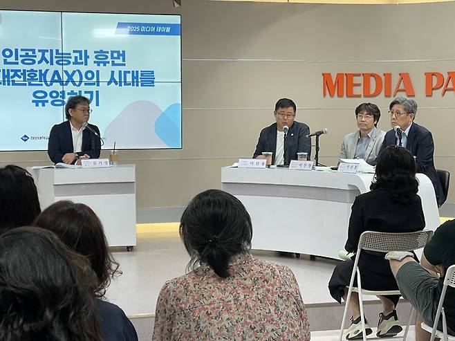 이선용(오른쪽 세 번째) 인천 미추홀구의회 기획행정위원장이 지난달 29일 주안영상미디어센터에서 열린 '인공지능과 휴먼, AI 대전환(AX)의 시대를 유영하기' 토론회에서 AI 기술의 행정 접목과 맞춤형 서비스를 강조하고 있다. 사진=미추홀구의회