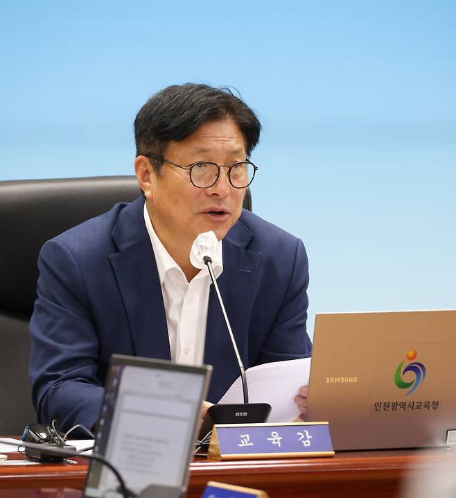 도성훈 인천시교육감이 1일 열린 주간공감회의에서 특수교사 사망 관련 입장을 발표하고 있다. 사진=인천시교육청