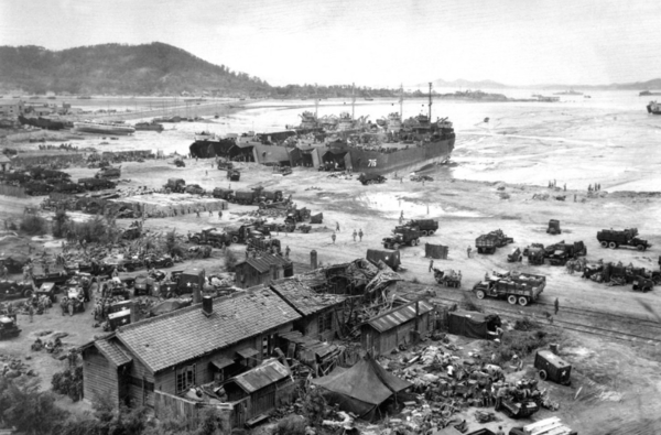 1950년 9월15일&nbsp;인천상륙작전때 네대의 상륙정이 인원과 장비를 내리고 있는 모습. [사진 = 주한미군 제공]