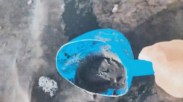 당진발전본부 인근 갯벌에서 채취된 검은 물질. 사진=제보자 제공