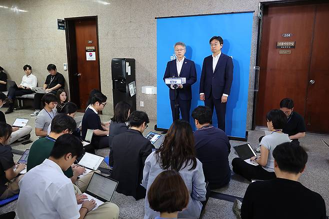 지난달 27일 서울 여의도 국회에서 더불어민주당 민형배 의원이 검찰개혁 관련 브리핑을 하고 있다. /사진=연합뉴스