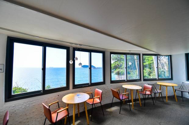 소라의 성 2층에 조성된 북카페. 남쪽으로 트인 창 너머로 문섬이 보인다.