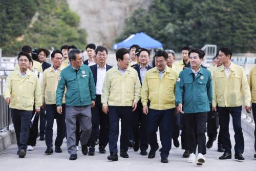 이재명 대통령이 30일 강원 강릉시 성산면 오봉저수지를 방문해 윤호중 행정안전부 장관, 김진태 강원도지사 등과 함께 가뭄 상황 점검을 마친 뒤 이동하고 있다. 연합뉴스
