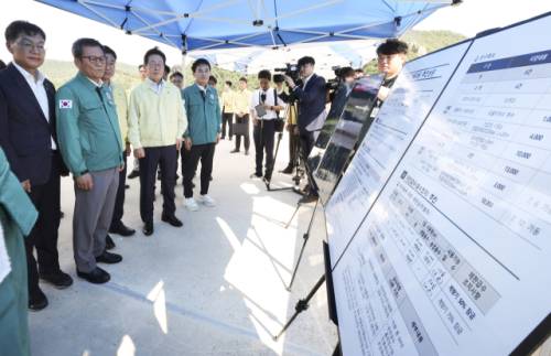 이재명 대통령이 30일 강원 강릉시 성산면 오봉저수지를 방문해 가뭄 대응 추진 상황을 점검하고 있다. 연합뉴스