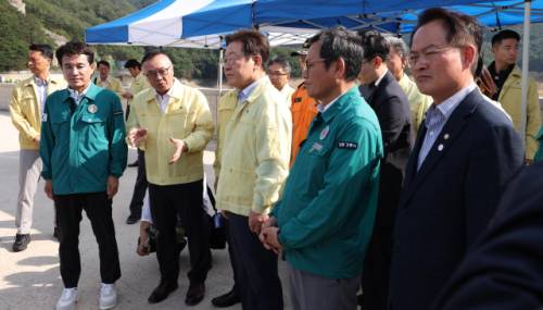 ◇이재명 대통령이 30일 강원 강릉시 성산면 오봉저수지를 방문해 가뭄 대응 추진 상황을 점검하고 있다. 앞줄 오른쪽부터 더불어민주당 허영 의원, 김홍규 강릉시장, 이 대통령, 황주호 한국수력원자력 사장, 김진태 강원도지사. 연합뉴스