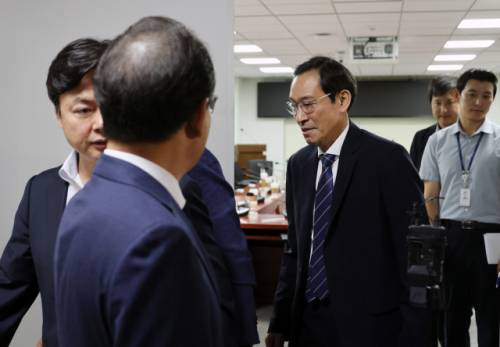 우상호 대통령실 정무수석이 1일 서울 여의도 국회 의원회관에서 열린 정무위 당정협의회를 마치고 밖으로 나서고 있다. 연합뉴스