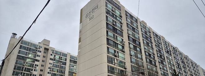 울산 주민 주도형 재건축 아파트를 추진 중인 남구 삼산현대아파트가 정비구역 지정을 위한 사전 타당성 검토를 통과했다.