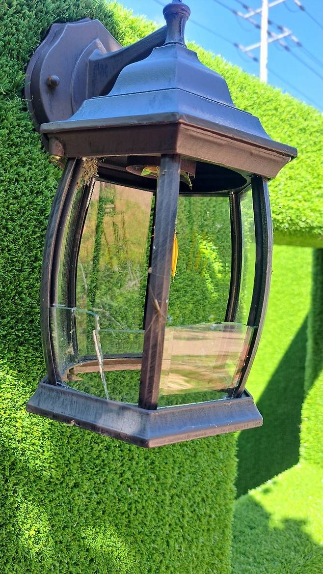 전등의 외부 유리막은 물론 내부 전구도 깨져 있다.