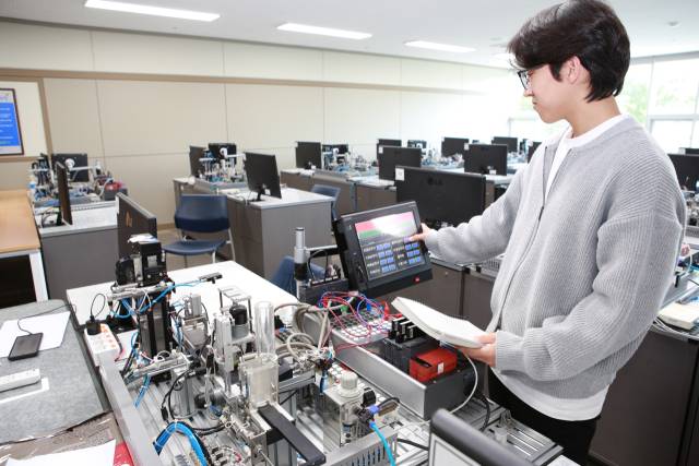 한국폴리텍대학 영남융합기술캠퍼스 학생들 실습 교육 모습