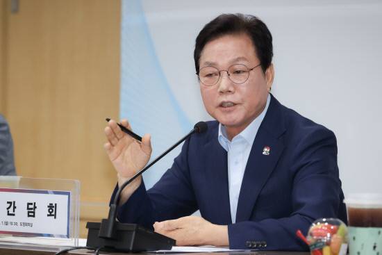 박완수 도지사가 1일 오전 도청 도정회의실에서 열린 기자간담회에서 발언하고 있다.사진=경남도