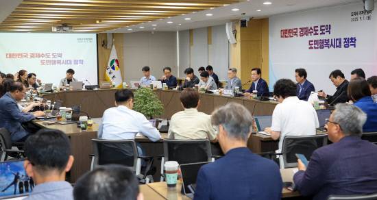 1일 오전 도청 도정회의실에서 열린 기자간담회에서 박완수 도지사가 기자들의 질문에 답변하고 있다.사진=경남도