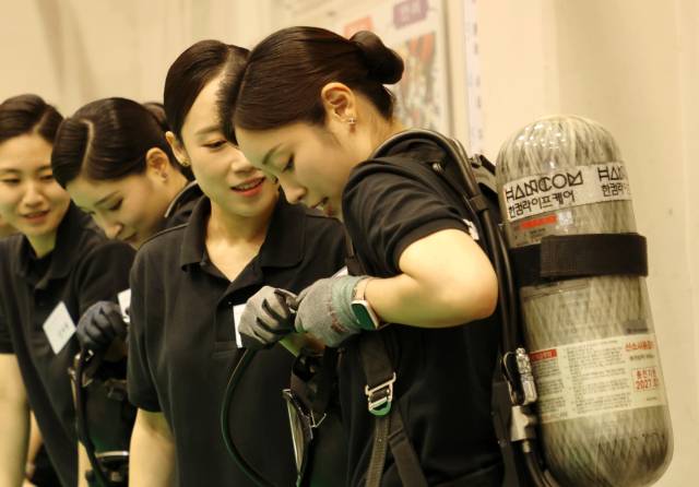진에어는 자사와 에어부산, 에어서울 객실안전교관 25명이 지난달 27일부터 29일까지 전라남도 여수에 위치한 해양경찰교육원에서 안전 역량 강화 훈련을 받았다고 1일 밝혔다. 사진은 안전 역량 강화 훈련 모습. 진에어 제공.