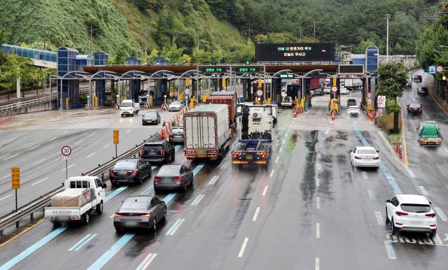 철거를 앞두고 있는 부산 사상구 모라동 백양터널 요금소. 정종회 기자 jjh@