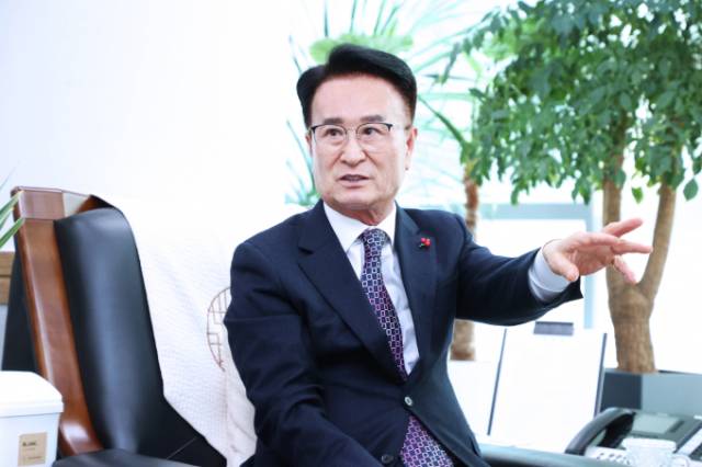 박동식 사천시장이 방문의해에 맞춘 관광정책에 대해 설명하고 있다./사천시/