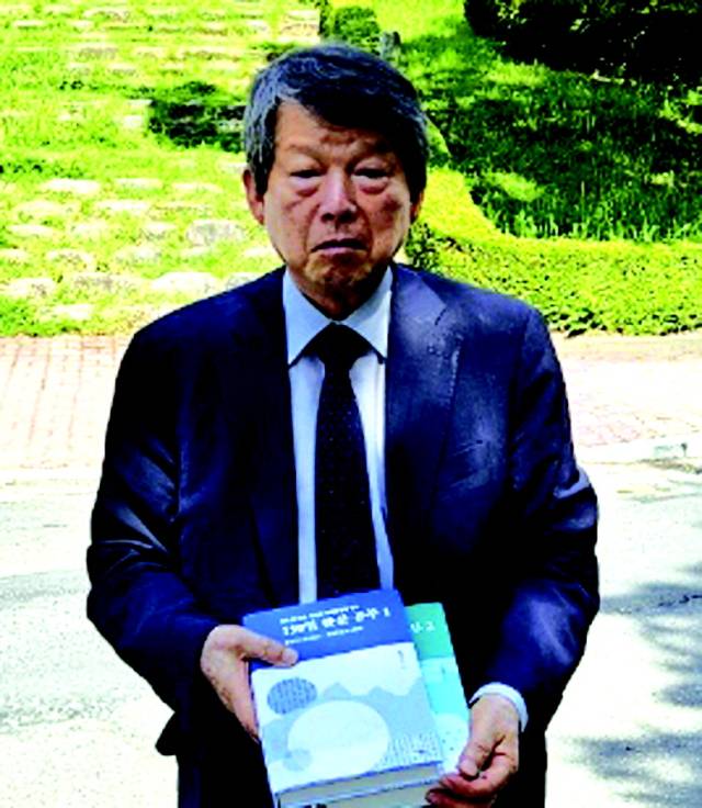 허권수 동방한학연구원장이 자신의 책 ‘하루 한 구절, 지식과 지혜를 함께 쌓는 150일 한문 공부’ 1·2권을 들고 있다./허권수 동방한학연구원장/