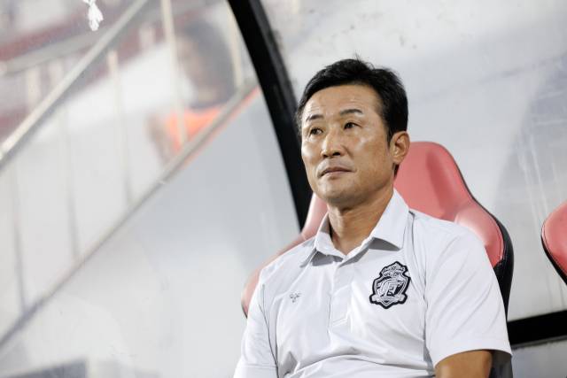 이을용 경남FC 감독이 지난달 31일 창원축구센터에서 열린 부천FC1995와의 경기를 관전하고 있다./프로축구연맹/
