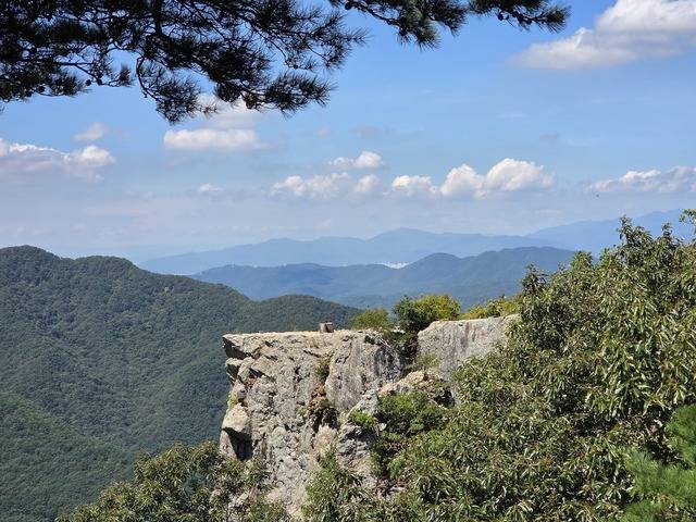 김유신 장군이 보리로 술을 빚어 군사들에게 먹게 했다는 오봉산 마당바위.
