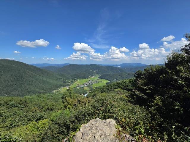 단석산 화랑의 언덕 명상바위에서 동쪽으로 바라보는 전경.