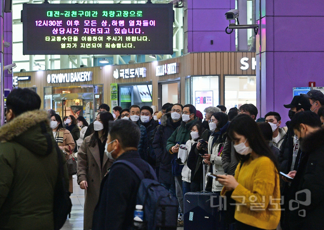 추석 명절을 앞두고 지난달 청도역 사고로 인해 KTX 지연이 계속되며 승객들의 불만이 커지고 있다. 하지만 작업중지명령이 해제되기까지 40일 가량 소요될 것으로 보이며 명절 귀성길 열차 운행 역시 차질을 빚을 것으로 예상된다. 위 사진은 2022년 KTX 탈선으로 인해 열차가 지연되며 동대구역에서 이용객들이 열차를 기다리고 있는 모습. 대구일보DB