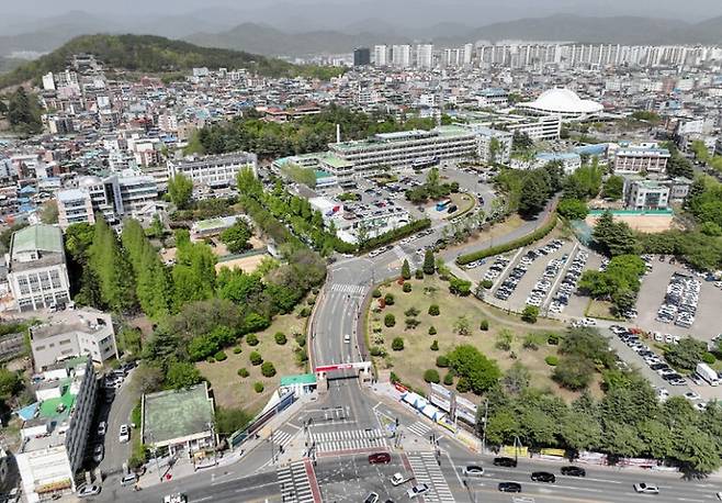대구시청 산격청사(옛 경북도청 일원)에 국가문화예술허브가 조성되는 사업이었으나, 지난 정부 국정과제인 탓에 새 정부 출범 이후 제동이 걸린 상황이다. 국가문화예술허브 조성지인 옛 경북도청 터(현 대구시청 산격청사) 전경. <영남일보 DB>
