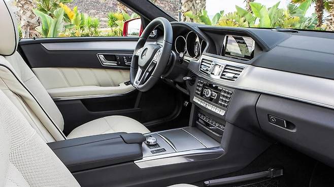 메르세데스 벤츠 구형 E클래스 실내