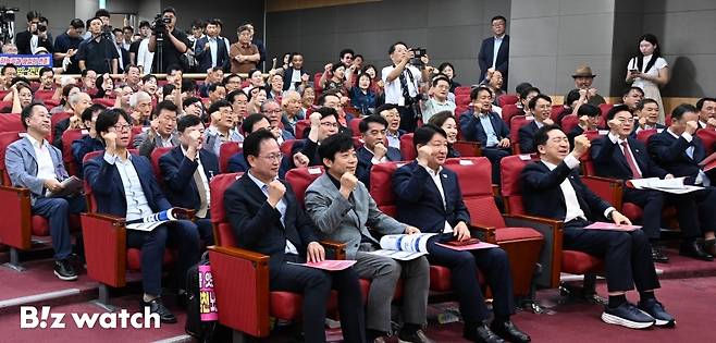 1일 서울 여의도 국회의원회관 제2소회의실에서 열린 청주공항~보은~김천 철도 내륙철도 국회 토론회에 참석한 주요내빈을 비롯한 군민들이 파이팅을 외치고 있다./사진=이명근 기자 qwe123@