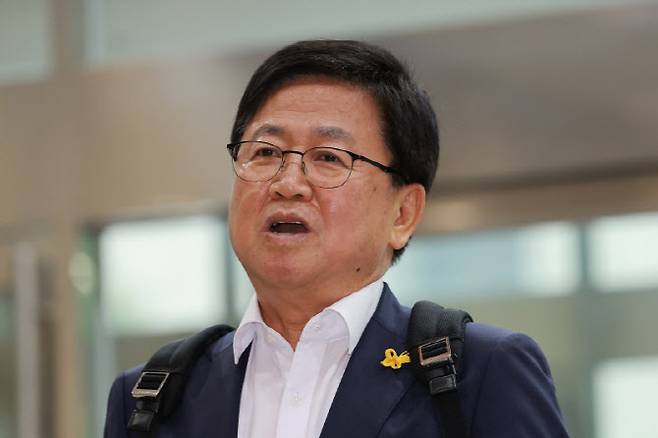 최교진 사회부총리 겸 교육부 장관 후보자가 지난달 14일 인사청문회 준비 사무실이 마련된 서울 영등포구 여의도 한국교육시설안전원으로 출근하며 취재진 질문에 답하고 있다. (사진=연합뉴스)