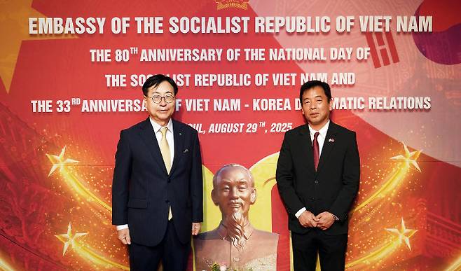 임진달 HS효성첨단소재 대표이사(왼쪽)가 부 호(Vu Ho)주한 베트남 대사(오른쪽)와 기념촬영을 하고있다.(사진=HS효성 처리)