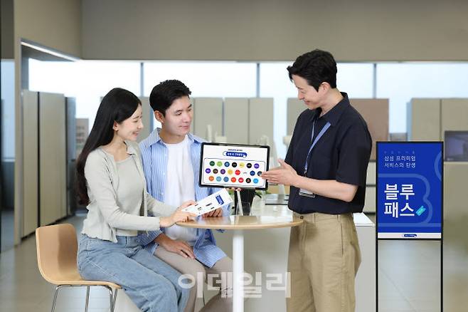 삼성스토어 서초에서 매니저가 방문 고객에게 ‘AI 구독클럽’의 다양한 제휴 혜택을 설명하고 있다.(사진=삼성전자)