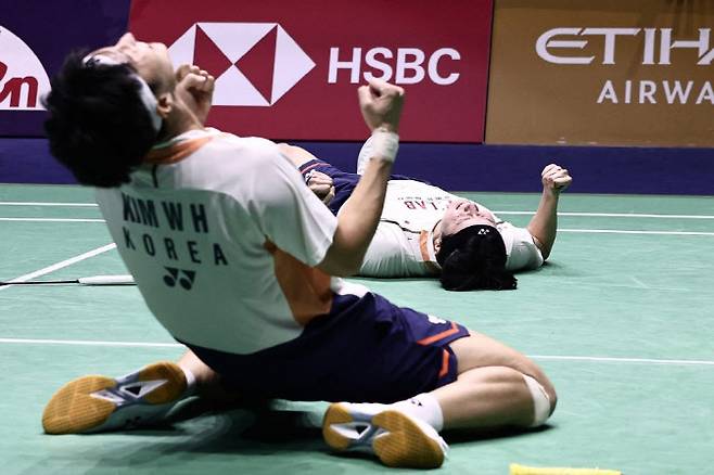한국 배드민턴 남자복식의 김원호(왼쪽), 서승재가 세계개인배드민턴선수권대회 결승전에서 우승을 확정지은 뒤 코트 위에서 기쁨을 감추지 못하고 있다. 사진=AFPBBNews