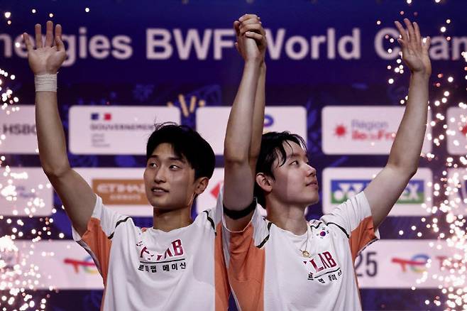 세계개인배드민턴선수권대회 남자복식에서 우승을 차지한 김원호, 서승재. 사진=AFPBBNews