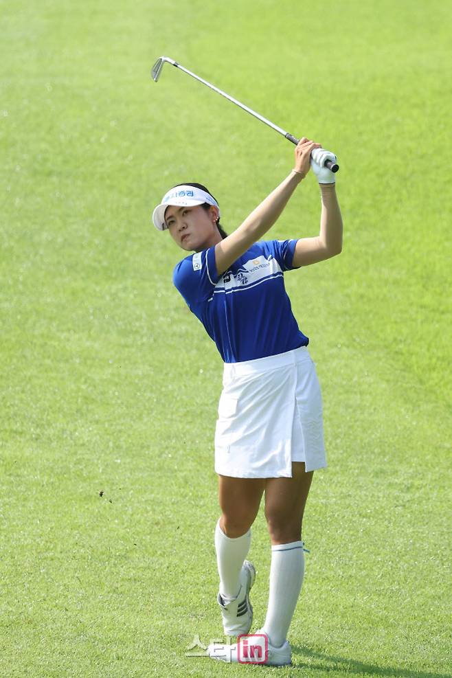 박민지가 31일 경기도 용인시 처인구 써닝포인트CC에서 열린 제14회 KG 레이디스 오픈 3라운드에서 1홀 페어웨이에서 세컨드샷을 날리고 있다.(사진=이데일리 스타in 이영훈 기자)