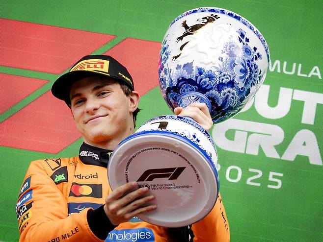 2025년 8월 31일 네덜란드 잔드보르트 서킷에서 열린 포뮬러 원 네덜란드 그랑프리에서 우승을 차지한 맥라렌 소속 호주 드라이버 오스카 피아스트리가 트로피를 들어 올리고 있다.