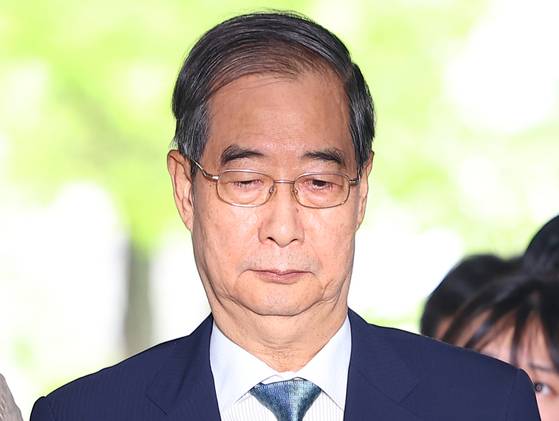 〈YONHAP PHOTO-3973〉 내란 방조 혐의 한덕수 전 총리, 구속 전 피의자 심문 출석   (서울=연합뉴스) 김도훈 기자 = 윤석열 전 대통령의 내란 행위 방조 혐의를 받는 한덕수 전 국무총리가 27일 구속 전 피의자 심문(영장실질심사)을 위해 서울 서초구 서울중앙지법에 출석하고 있다. 2025.8.27   superdoo82@yna.co.kr/2025-08-27 13:40:26/ 〈저작권자 ⓒ 1980-2025 ㈜연합뉴스. 무단 전재 재배포 금지, AI 학습 및 활용 금지〉