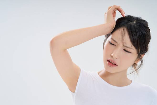 과도한 수면은 세로토닌 분비를 감소하게 해 두통을 유발할 수 있다. [사진=게티이미지뱅크]
